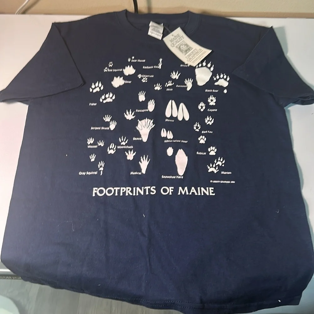 Footprints of Maine glow in the dark graphic printed tee size medium - Picture 7 of 9